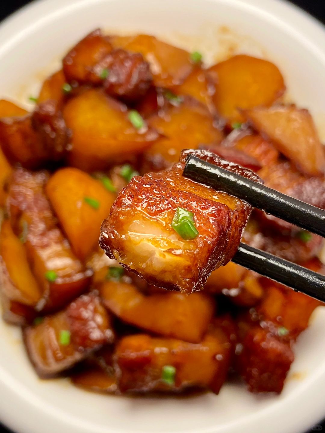 五花肉炖土豆  简介:  五花肉炖土豆是一道家常美味,肉香与土豆的完美