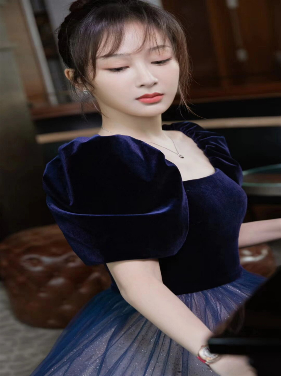 杨紫写真照  杨紫对宝蓝色和黑色系列服装的驾驭能力,无疑为她的形象