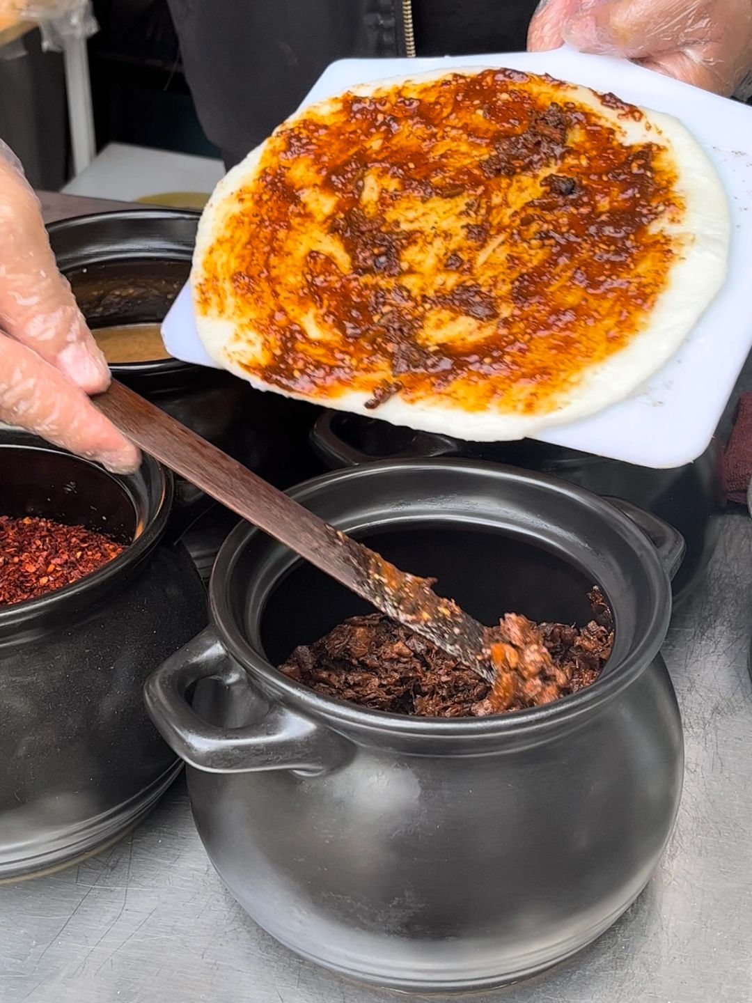 在这座充满历史与艺术气息的古城烧饵块早已超越了早餐的范畴它是一