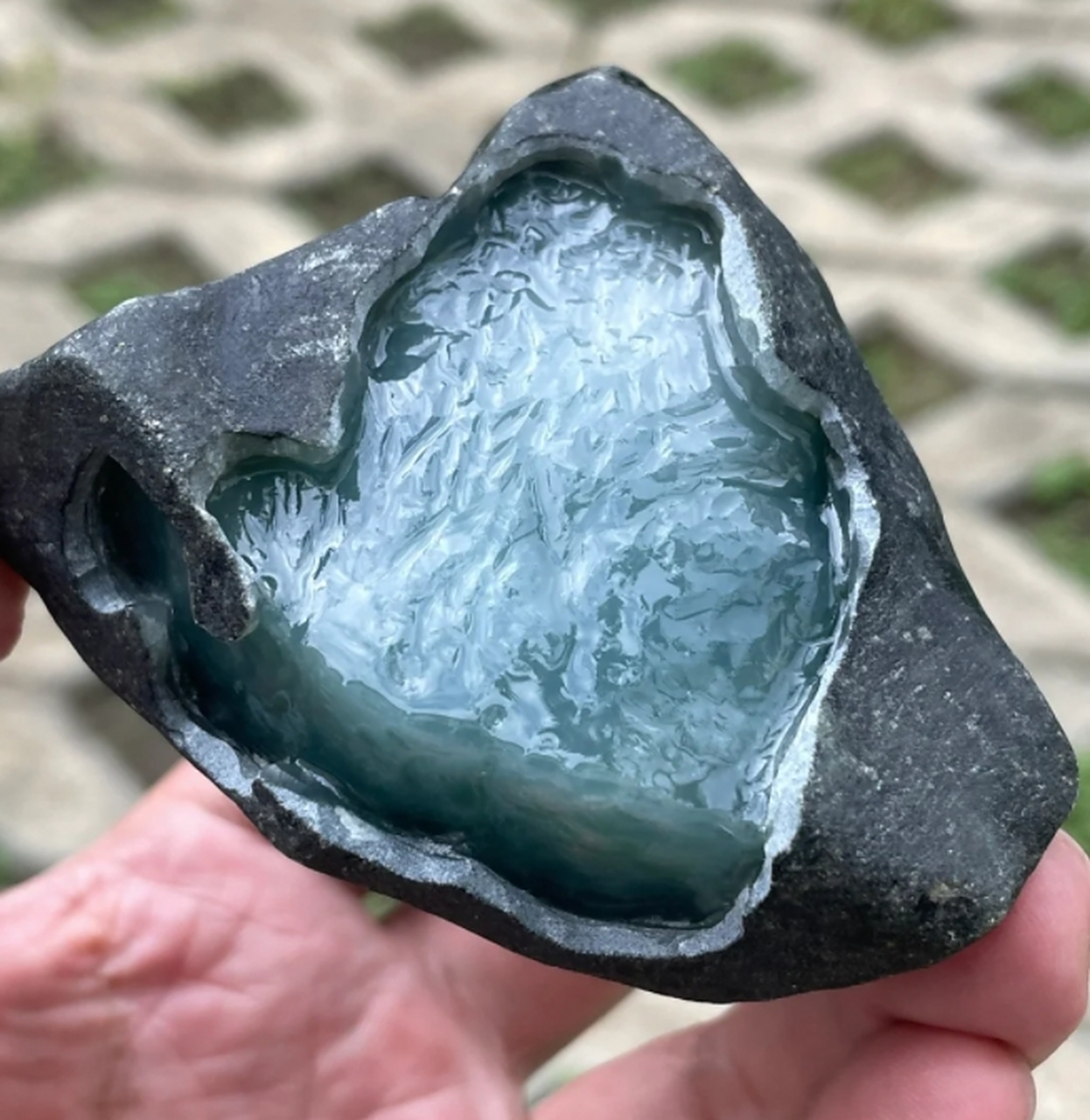 点击头像看直播# #翡翠原石# 225克 格应角冰种牌子料 大窗口自然光