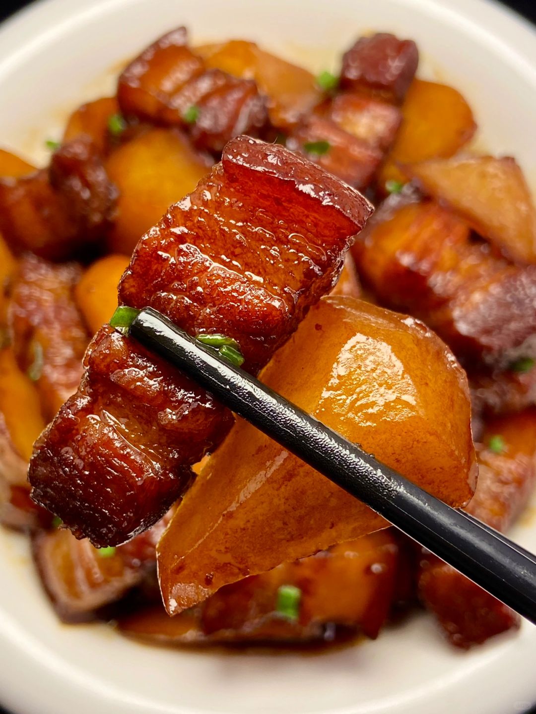 五花肉炖土豆  简介:  五花肉炖土豆是一道家常美味,肉香与土豆的完美