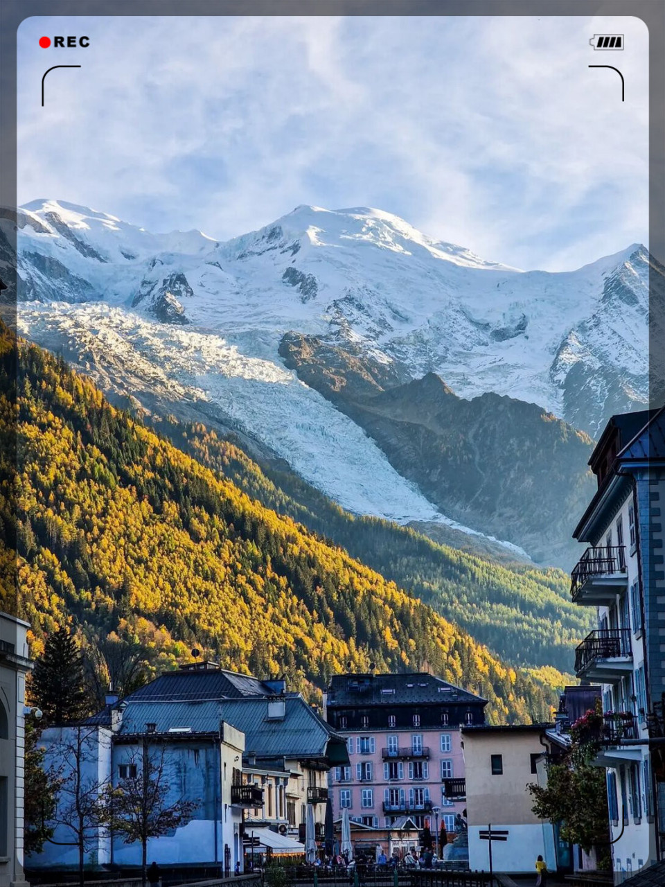 在法国霞慕尼小镇,阿尔卑斯山脉的最高峰勃朗峰就