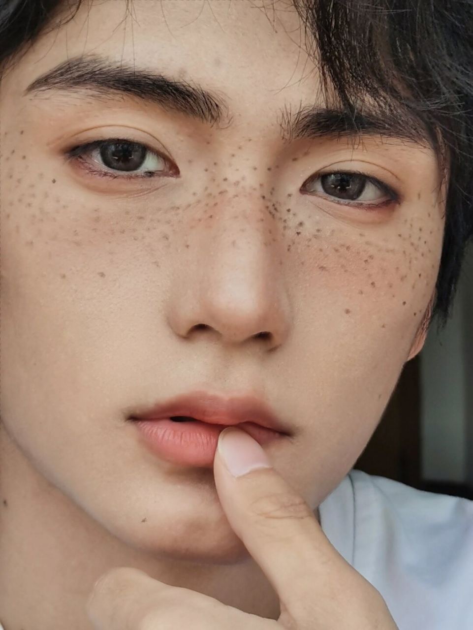 男生亚裔混血妆 小雀斑yyds  男生亚裔混血妆是一种时尚的妆容,其重点