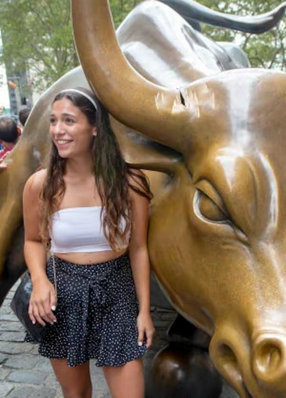 华尔街"铜牛"变"疼牛" 2019年9月7日,美国纽约著名地标"华尔街铜牛"遭