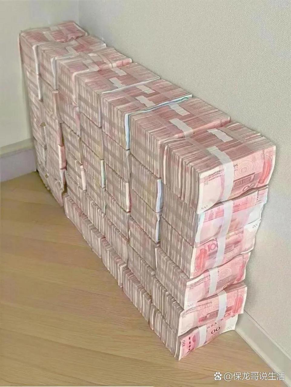 有位网友中了福彩头等奖,完税后剩这么多钱,拍下了这张照片炫富