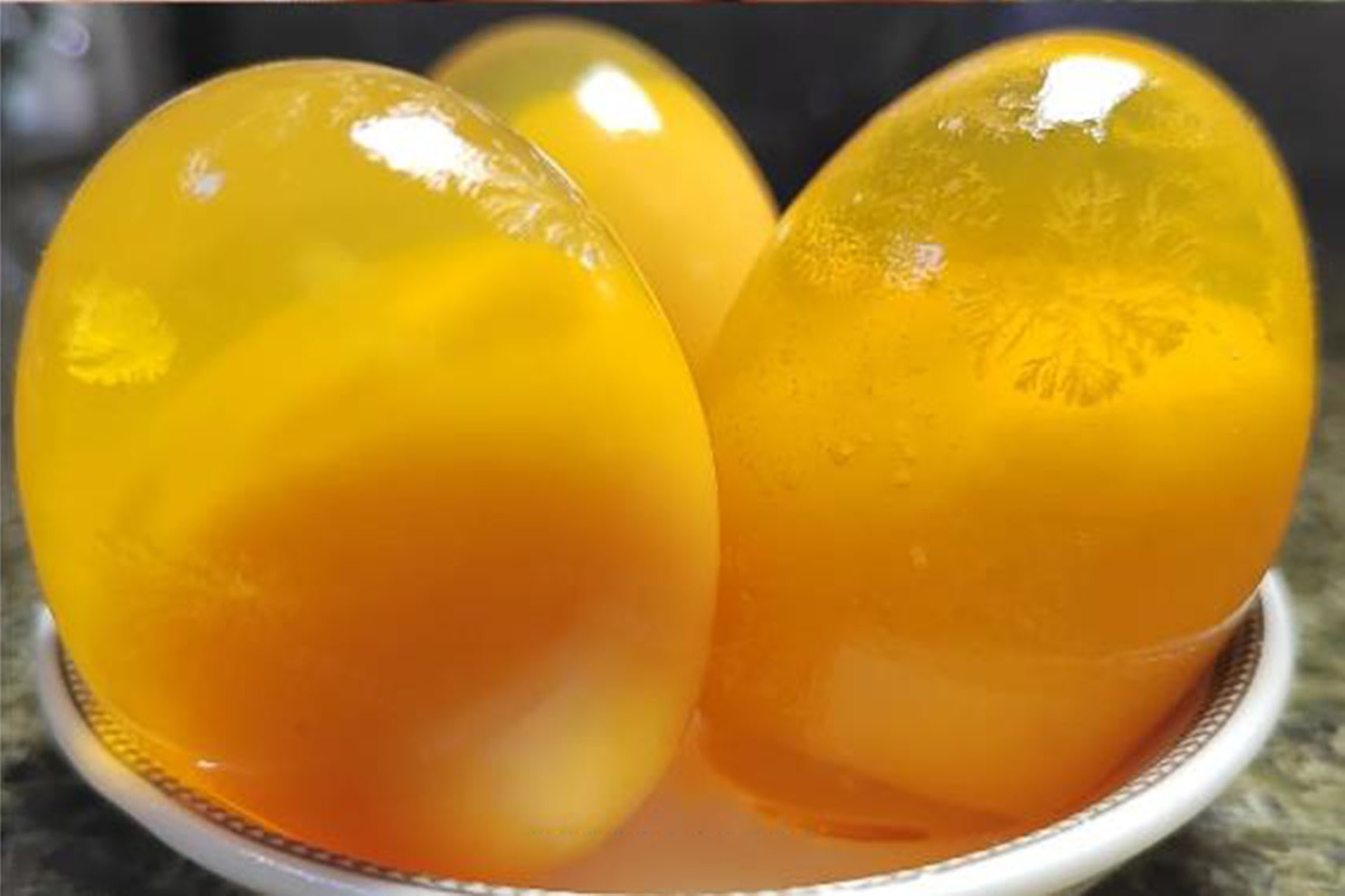 皮蛋,又称为松花蛋或千年蛋,是具有独特风味的蛋制品.