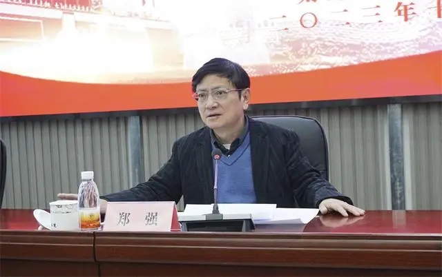 一笑就假了!郑强教授在采访中格局很大,记者抿着嘴笑引热议