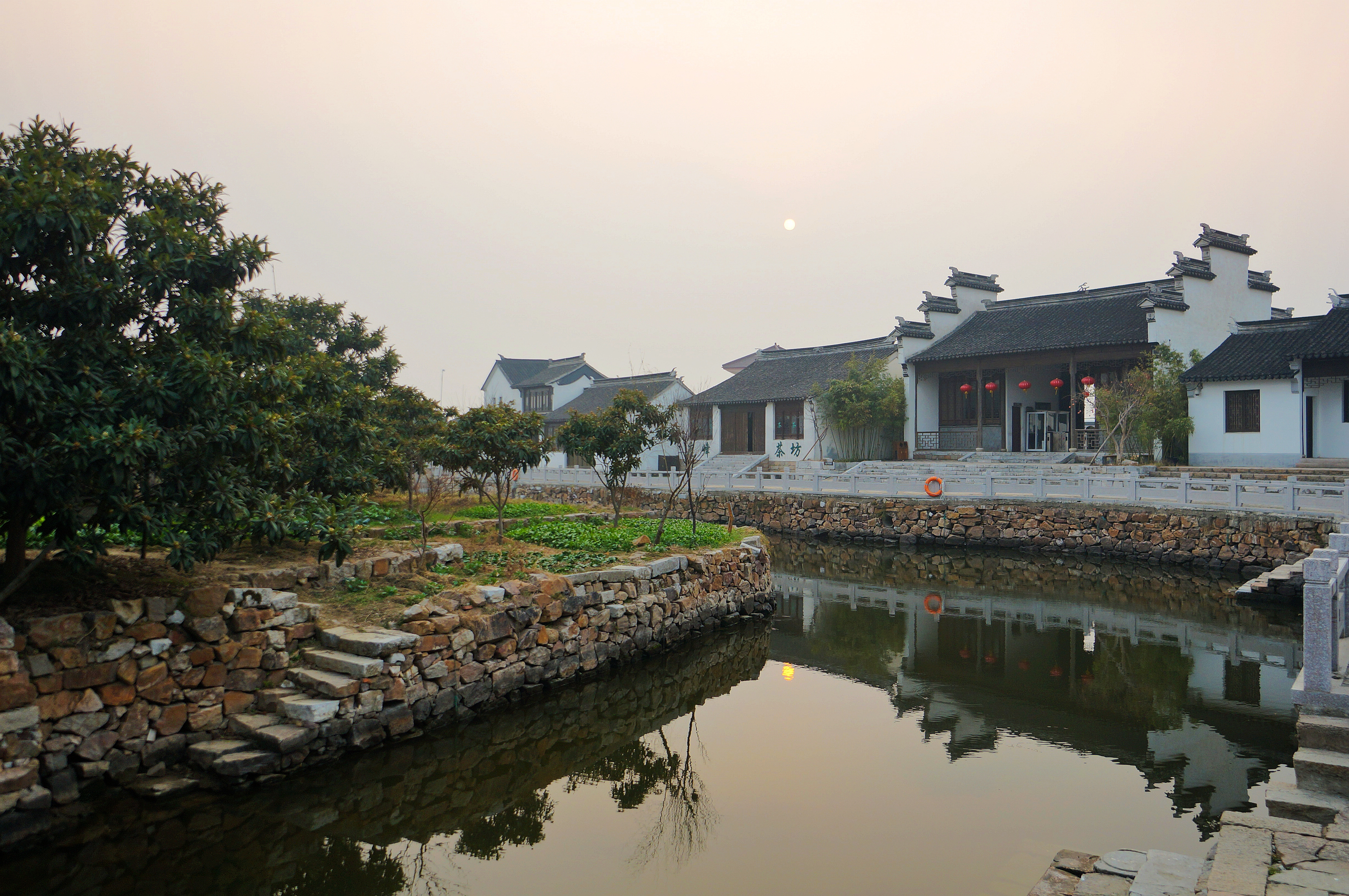 陆巷村,位于风景如画的苏州市,是江南地区一颗璀璨的文化明珠.