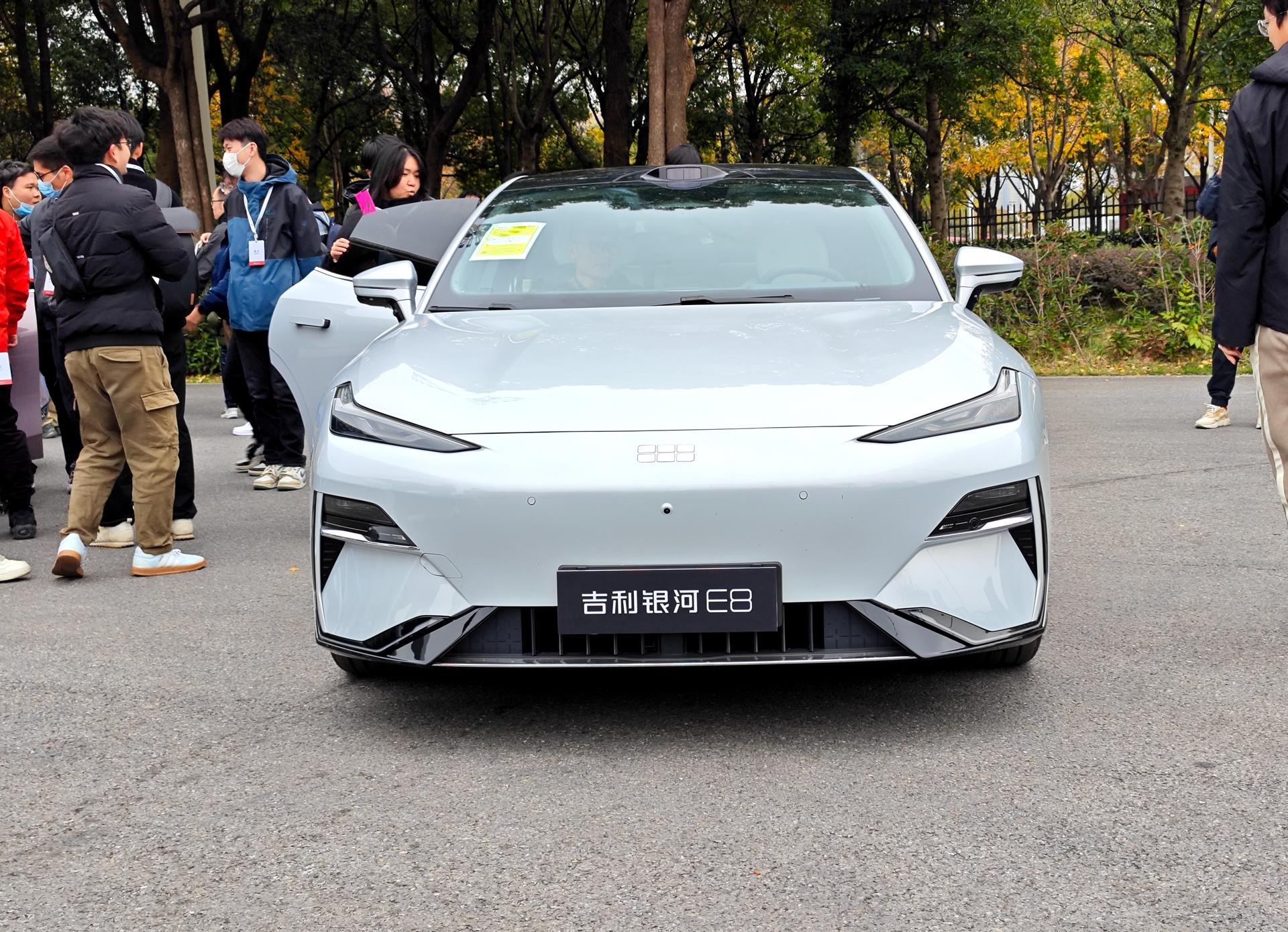 将小米su7的军?实拍吉利银河e8 售价17.58万元起