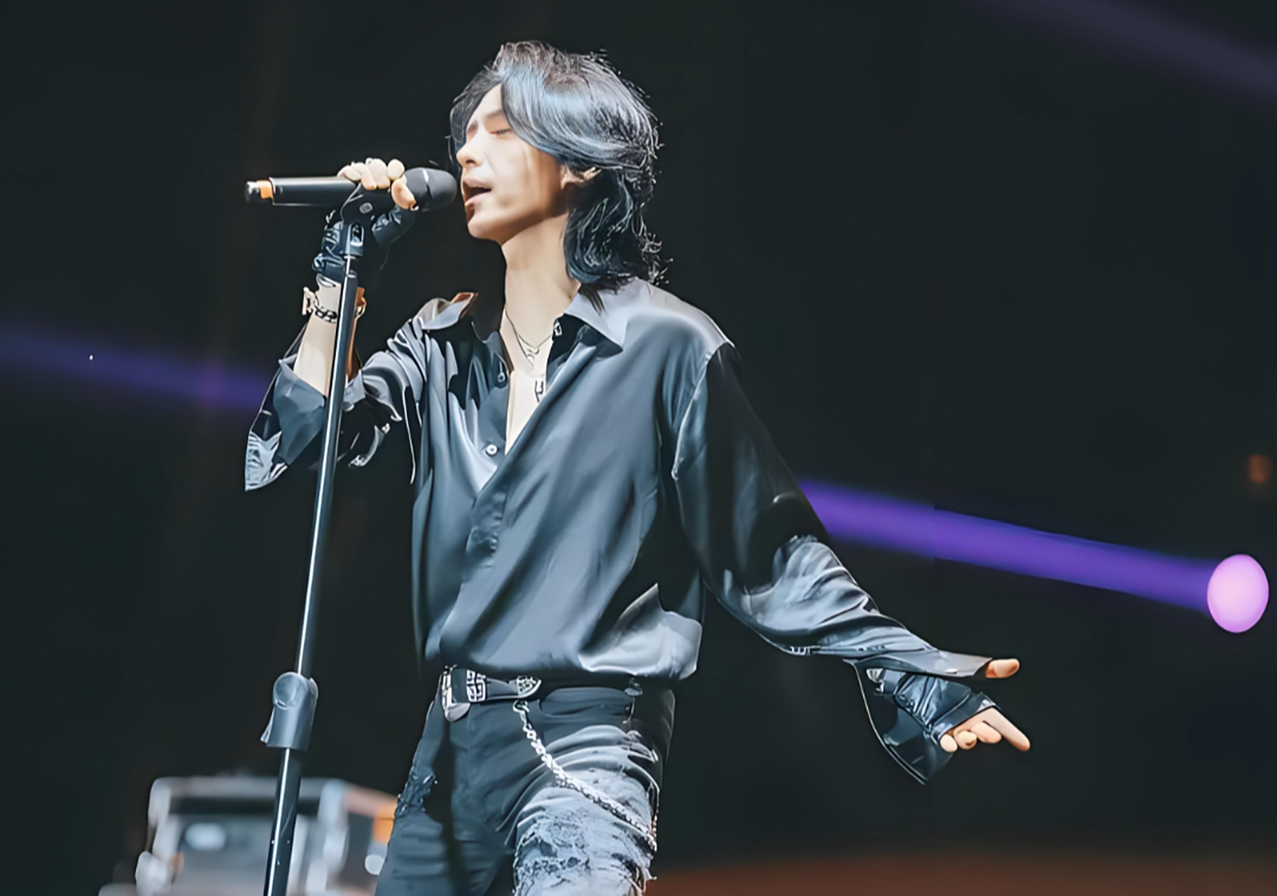 张淇,一个因意外受伤而投身摇滚的北京男孩,通过自己的努力和才华成为