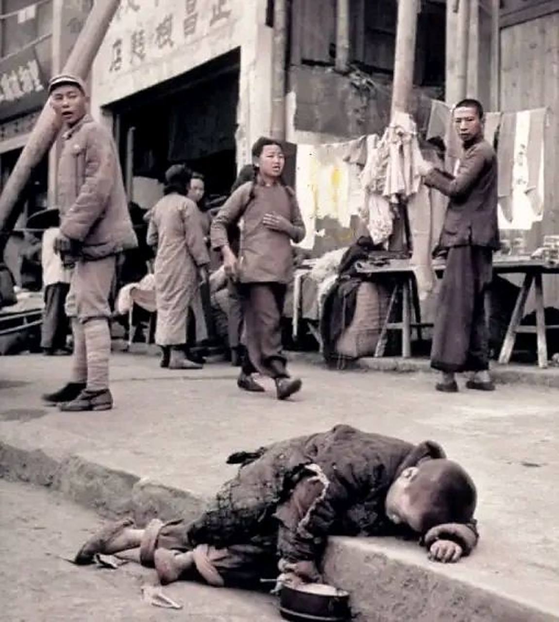 1946年湖南大饥荒,一个俯趴在台阶上的奄奄一息的