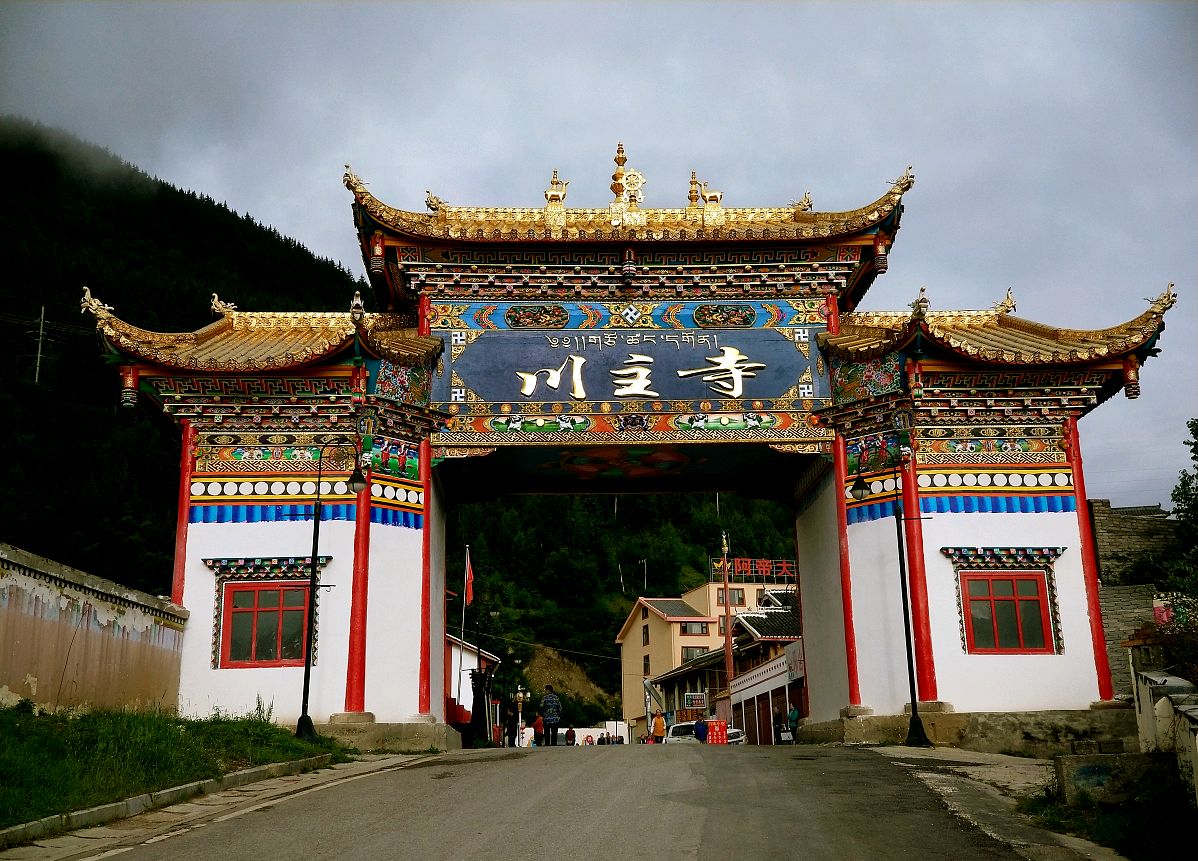 作为四川省著名的旅游景点之一,川主寺以其独特的藏羌文化,壮丽的自然