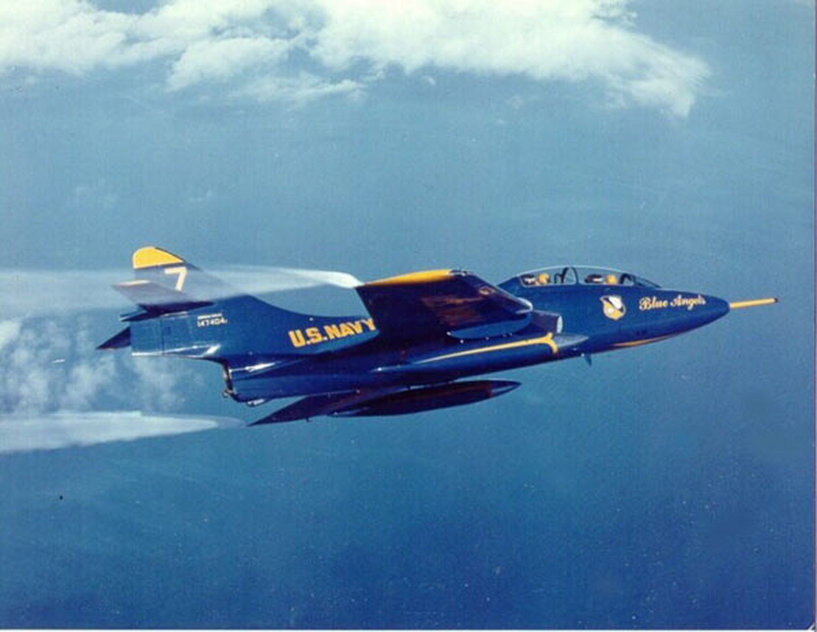 战机欣赏:美国海军 f9f"黑豹"舰载战斗机,该机是一型单座单发平直翼亚