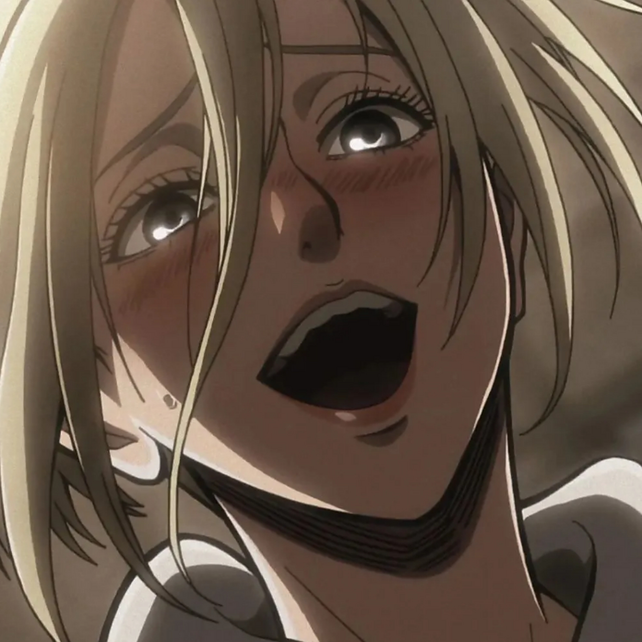 《进击的巨人》中女巨人的真实身份是阿尼·利昂纳德,她为了夺取始祖