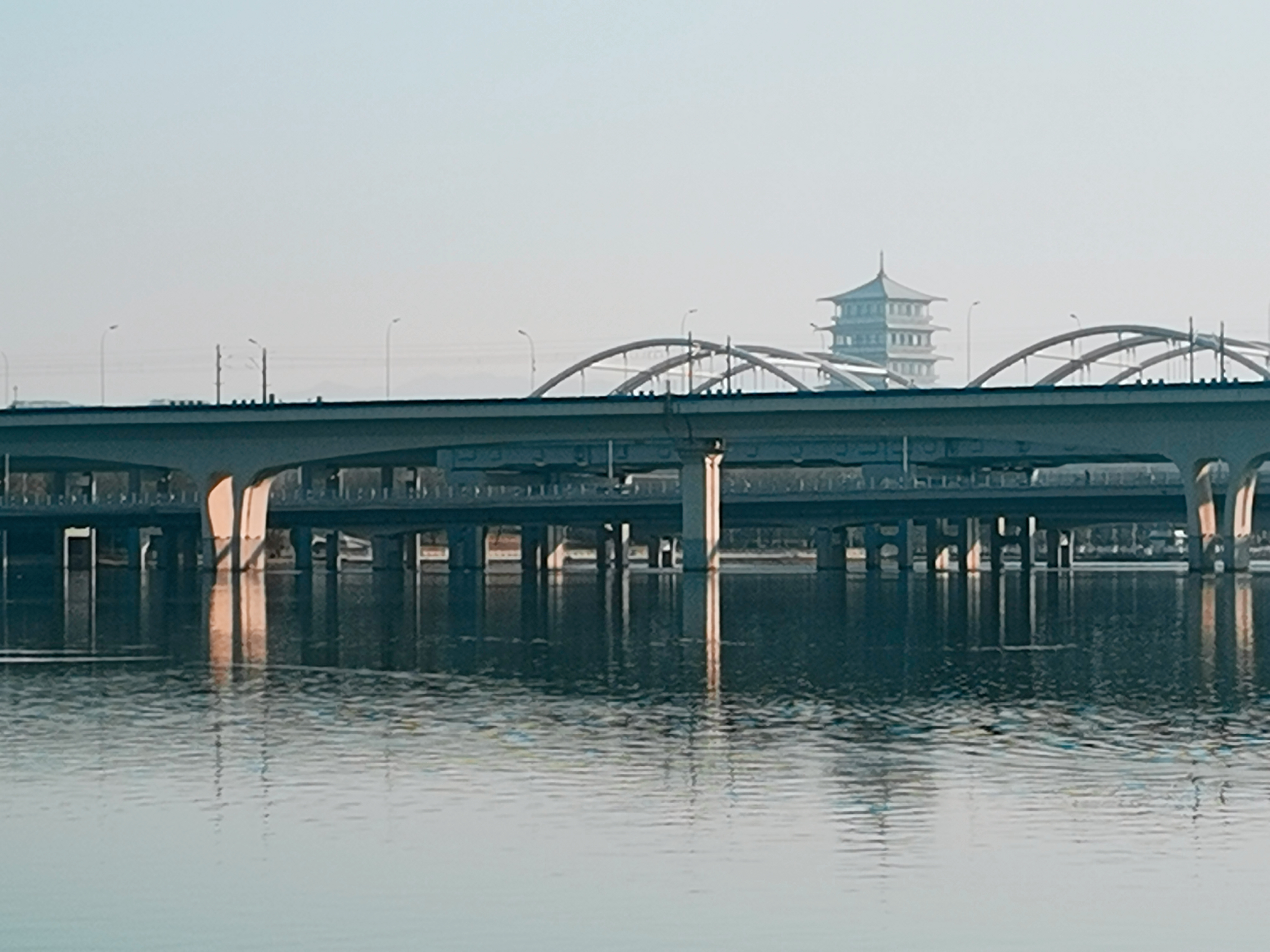 广运潭有一个人工瀑布,这是拦住灞河形成的一个深潭,也因此形成一个