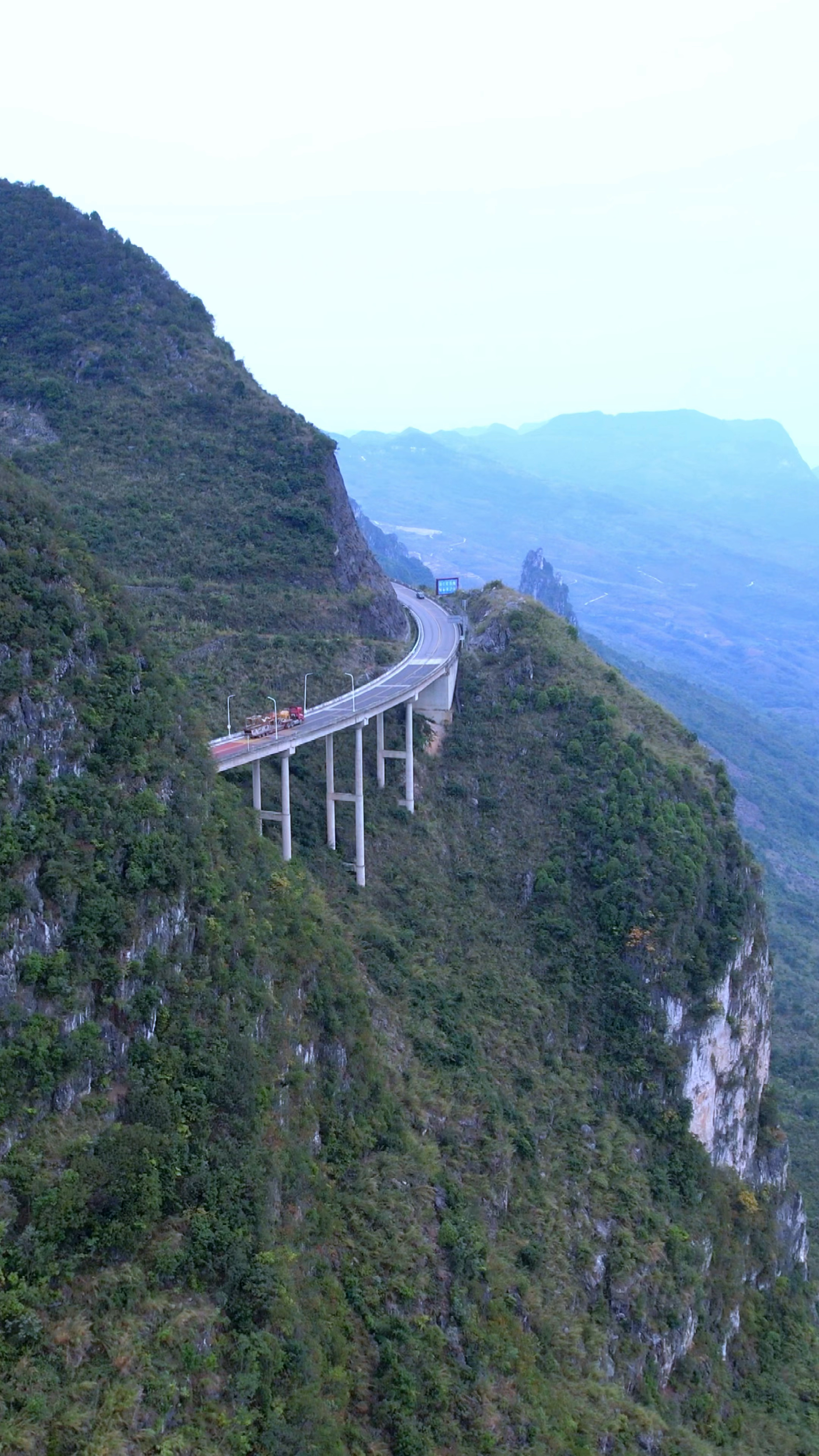 贵州最牛最险公路,延绵在千米北盘江大山绝壁之上,它就是关兴公路.
