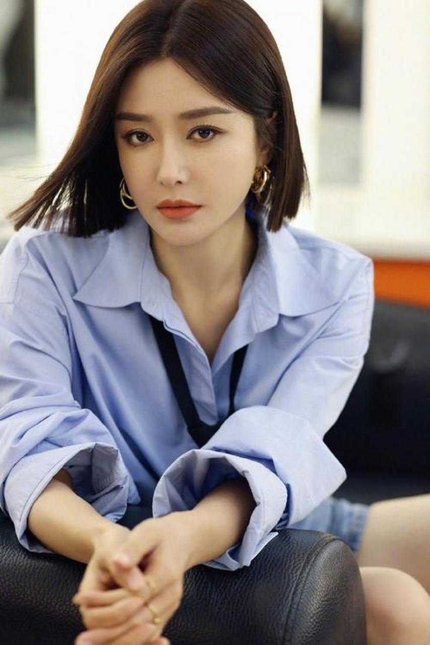 陈妍希新造型剪了短发, 发现还挺适合她的, 显得人挺拔了很多.