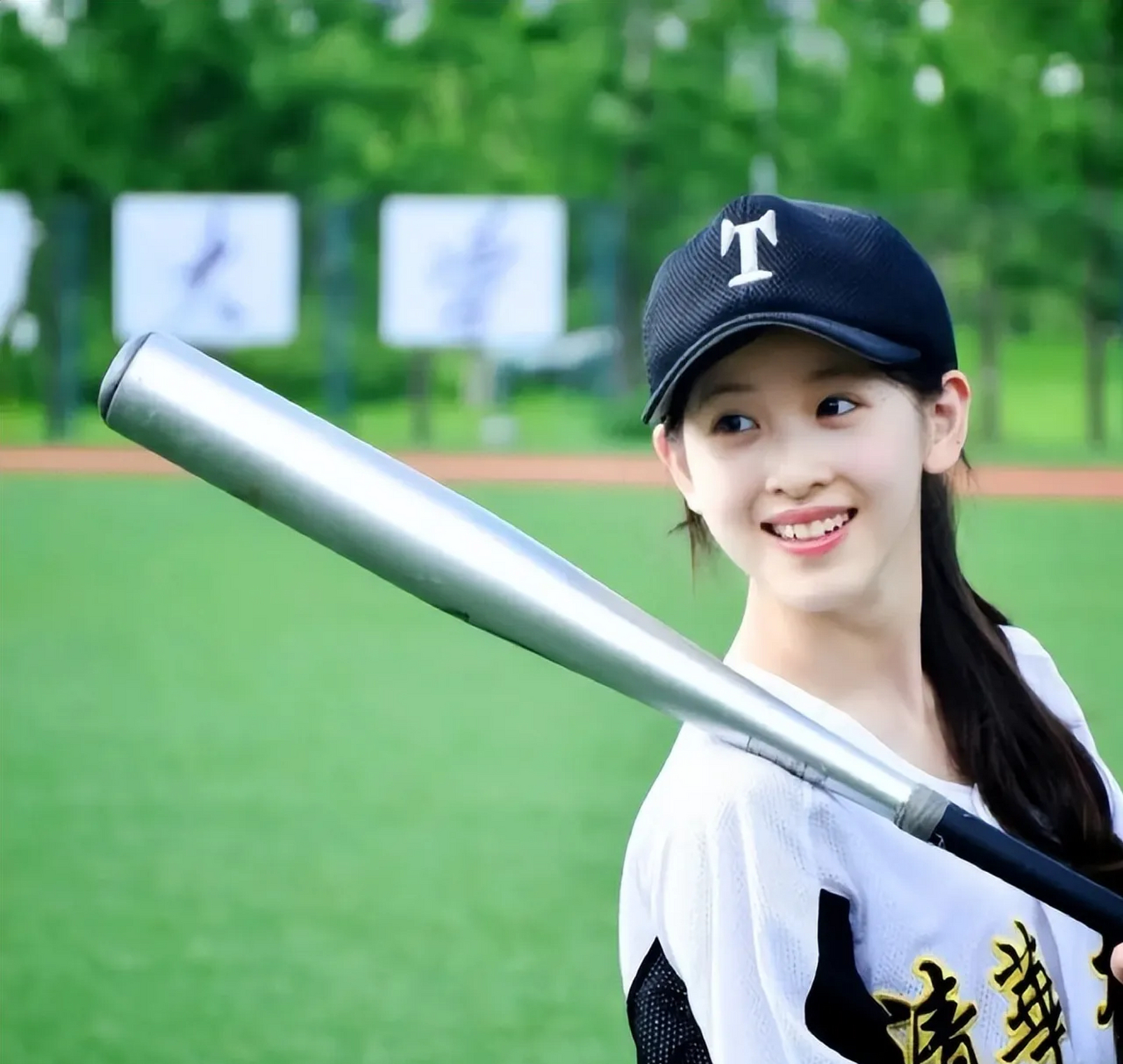 09年章泽天靠一张喝奶茶照片走红网络,成为众人口中的"奶茶妹妹".