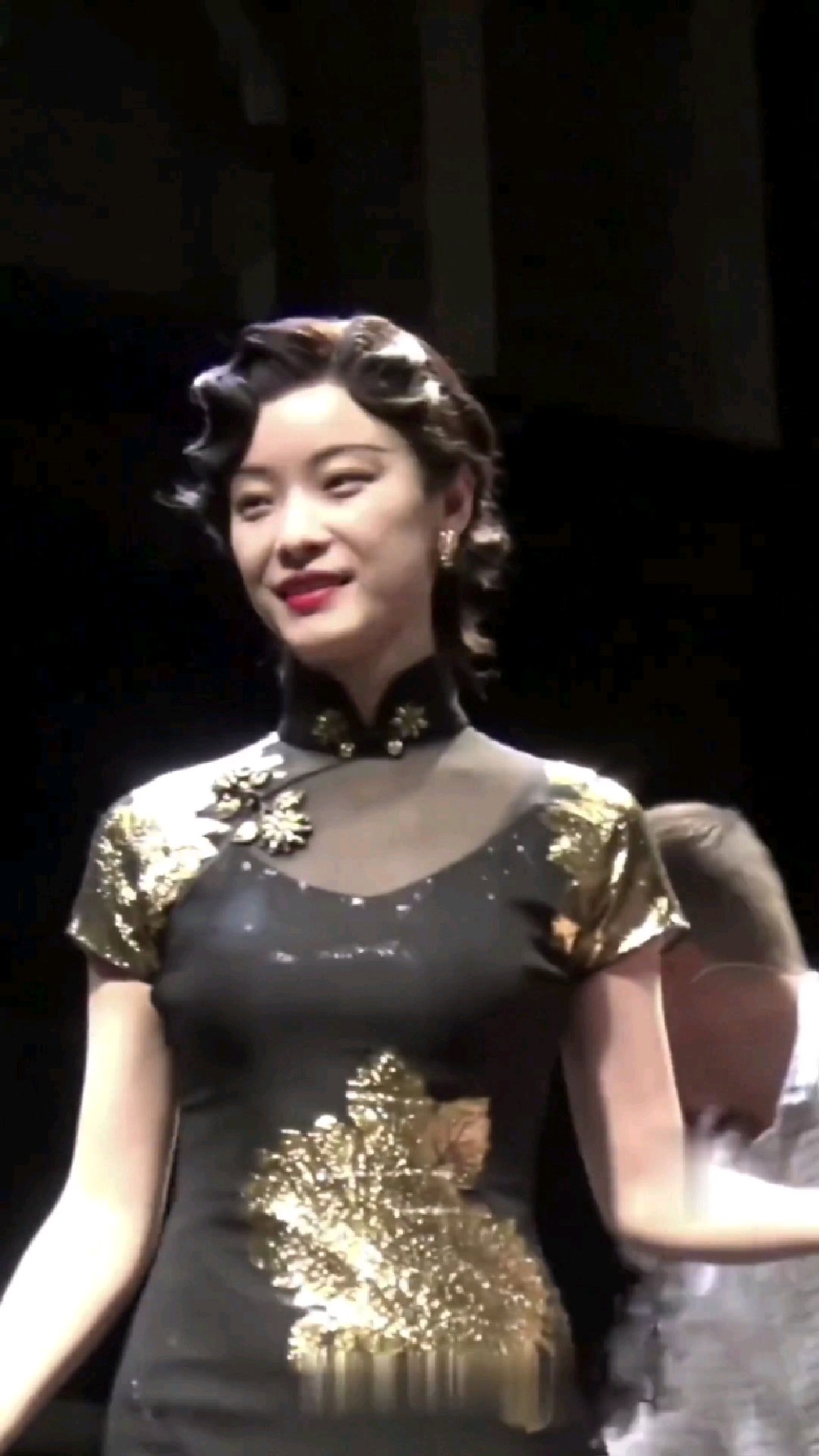 玲珑体态碎步袅 自古美人穿旗袍#倪妮