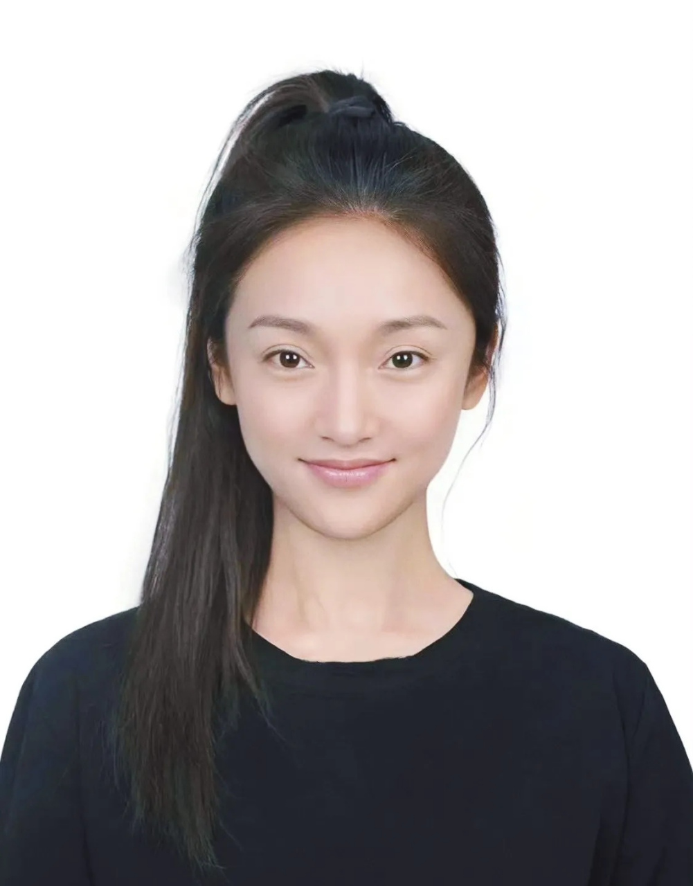 年轻时的周迅 像一个美丽的小精灵 眸含星辰,灵气荟萃 素面朝天,芙蓉