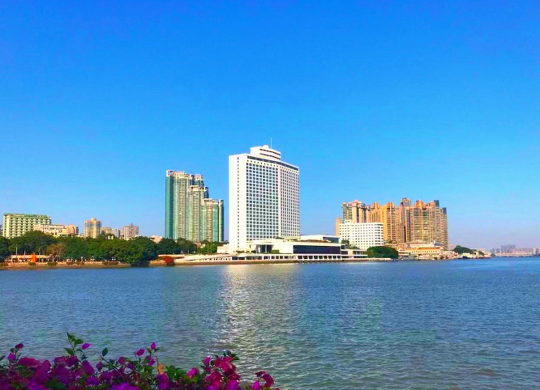 洲头咀公园是广州的心脏地带,拥有壮丽的自然美景和悠久的历史文化.