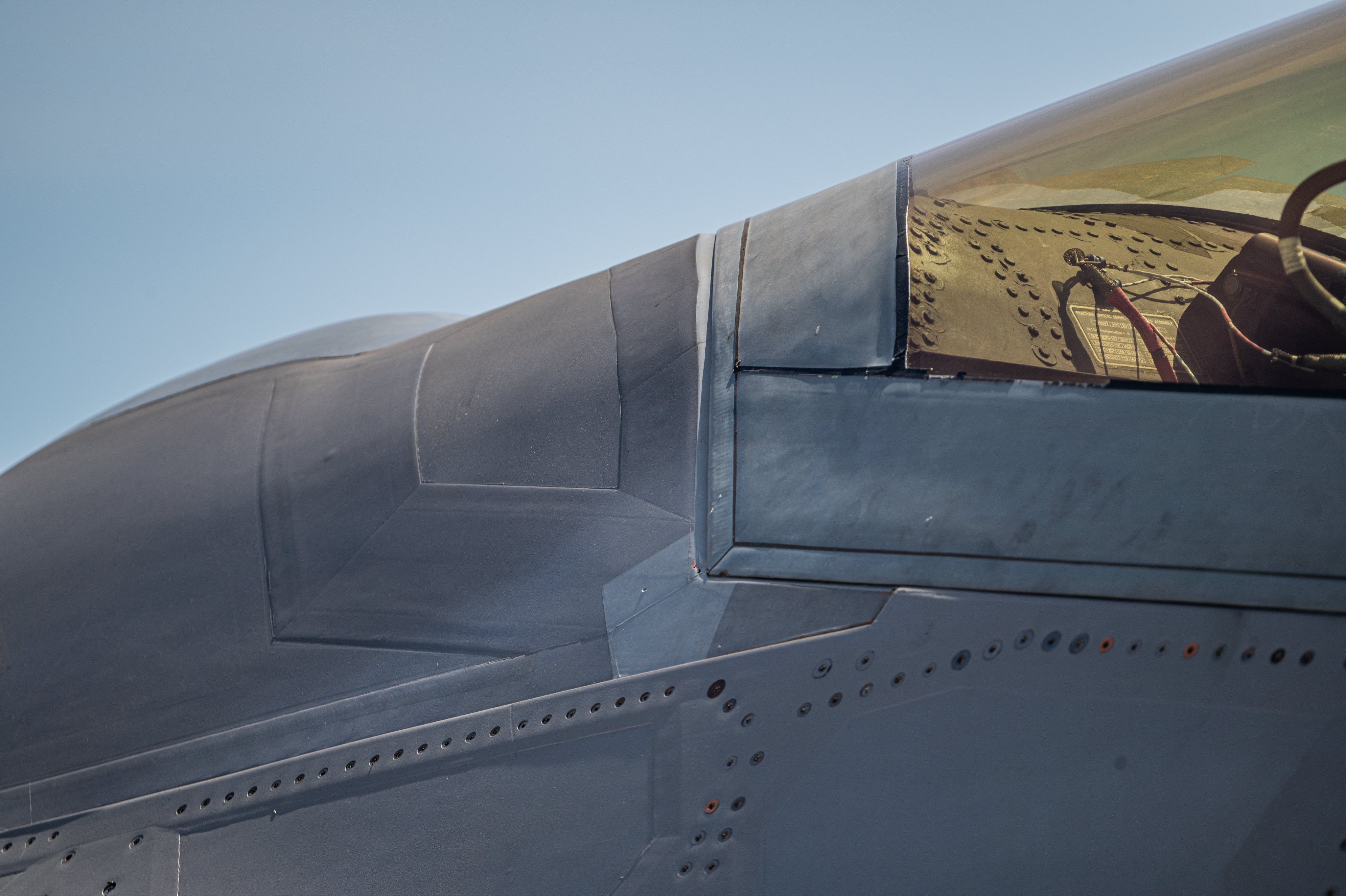 硕大的铆钉,接缝不齐的边缘,锈蚀脱落的涂层,这还是你印象中的f22