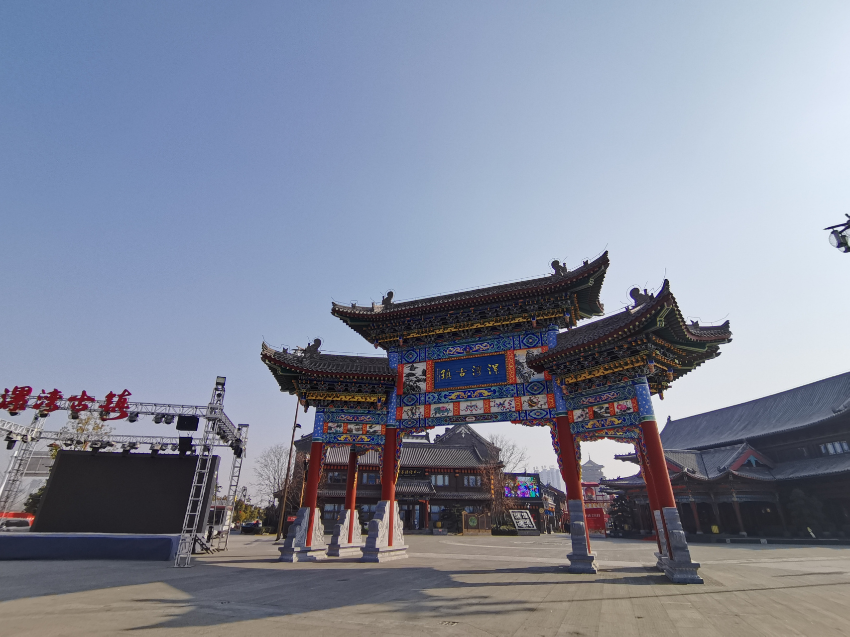 下午去了一趟漯湾古镇,整个一个徽派风格的建筑,说真的,除了两个大门