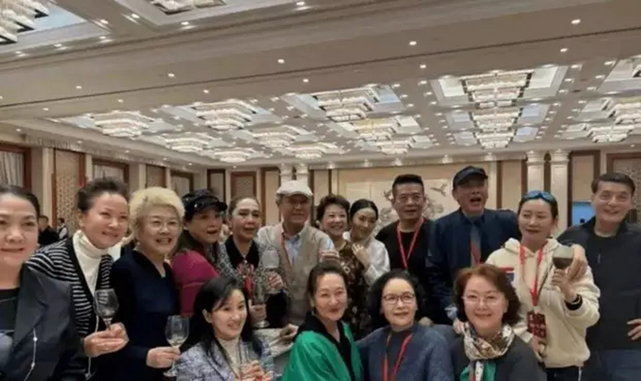 宋春丽与闺蜜的合影,无疑是一道亮丽的风景线.