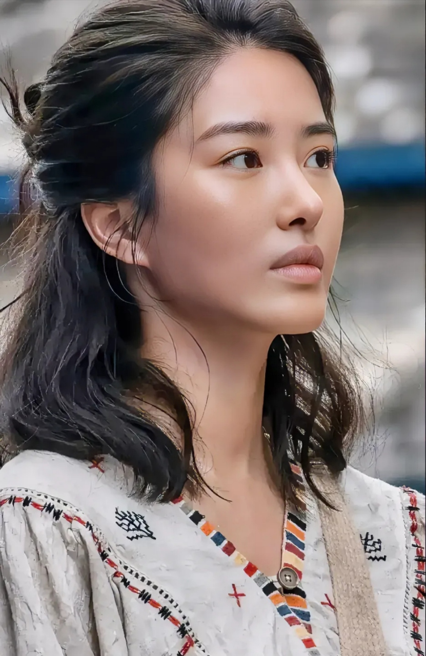 这位美女从侧面看确实是挺漂亮,尤其是双眼皮大眼睛很有型,与"神仙