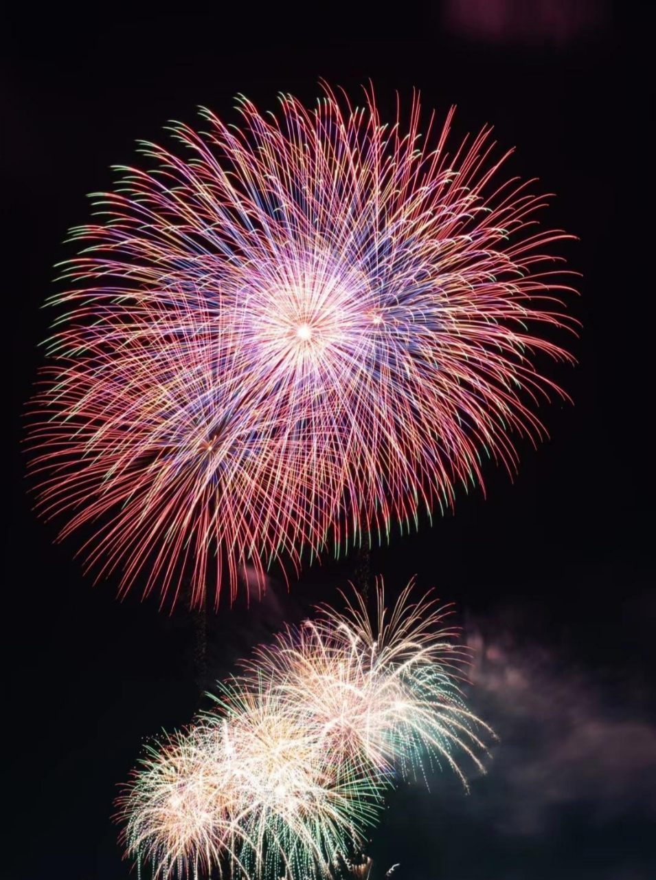 2024年元旦烟花表演,灿若星河,可谓是:东风夜放花千树,更吹落,星如雨