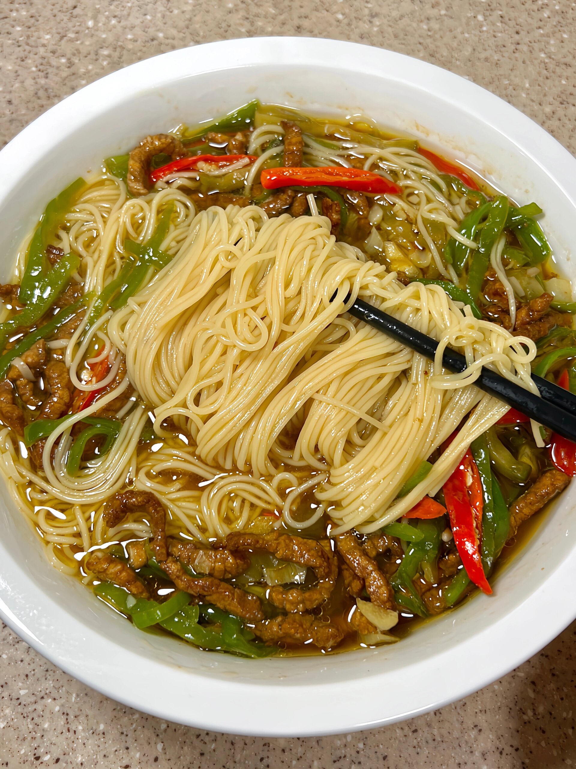 来分享一碗我超爱的青椒榨菜肉丝面～ 冬天的早上我就喜欢吃一碗热腾