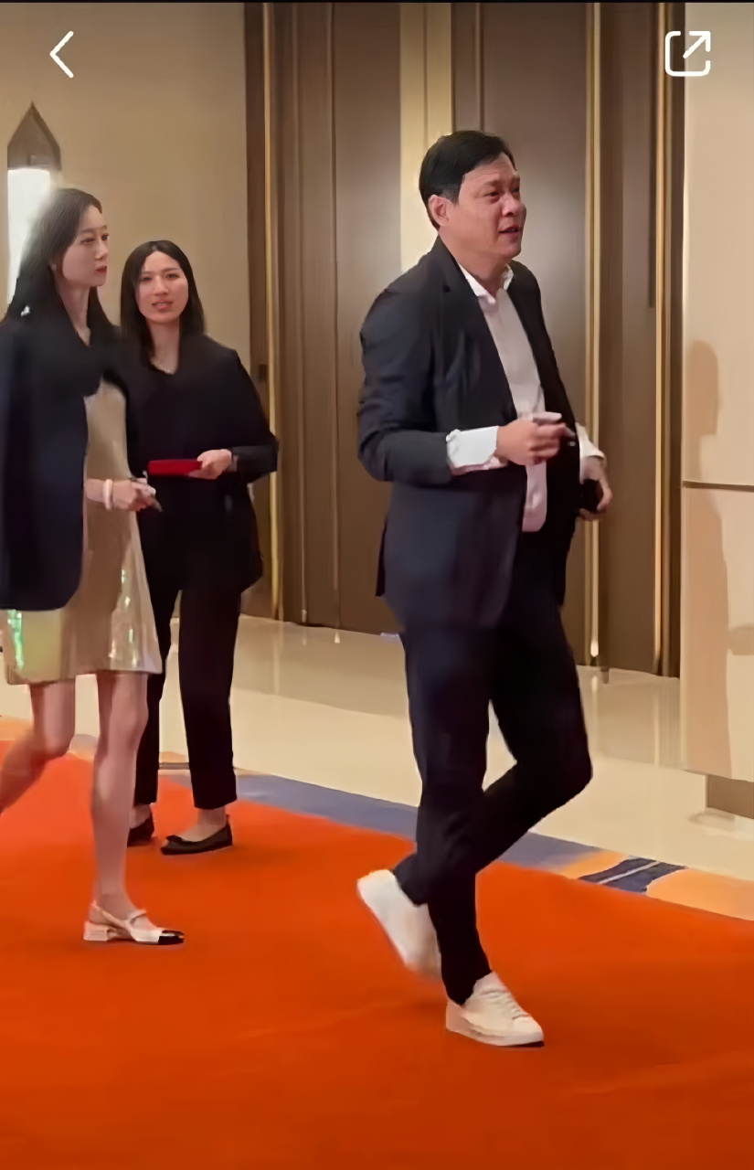 范志毅妻子张梦瑾是一位芭蕾舞演员,身材高挑年轻漂亮.