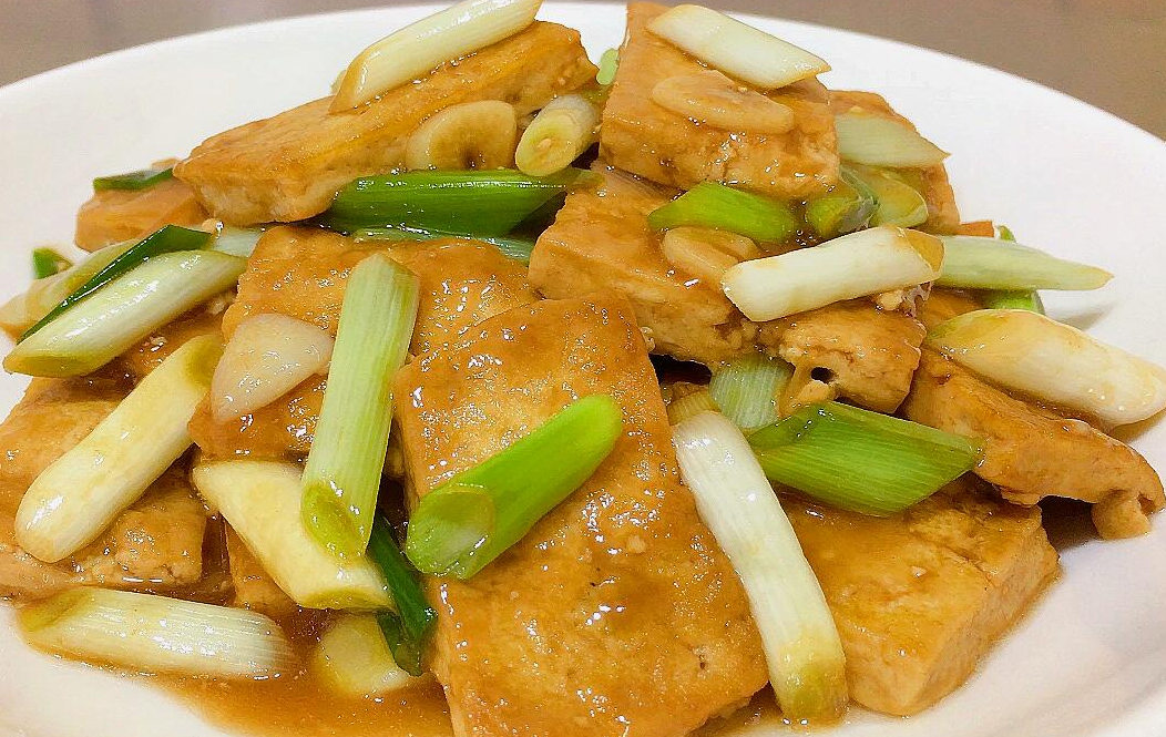 导语:大葱烧豆腐是一道家常菜,以豆腐和大葱为主要食材,口感鲜美,健康