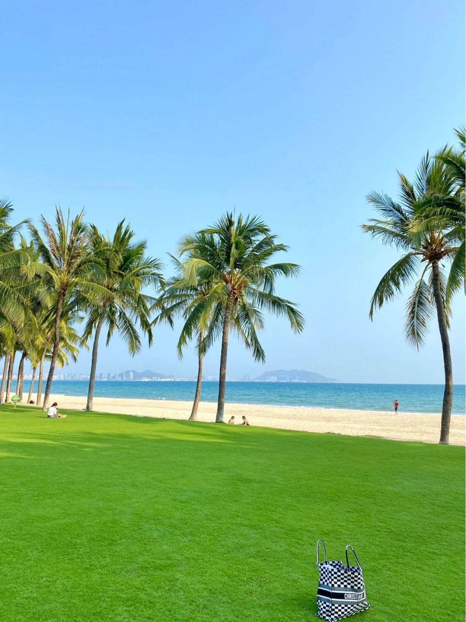 蓝天白云大海沙滩椰子树芳草地,看起来特别舒服,给人