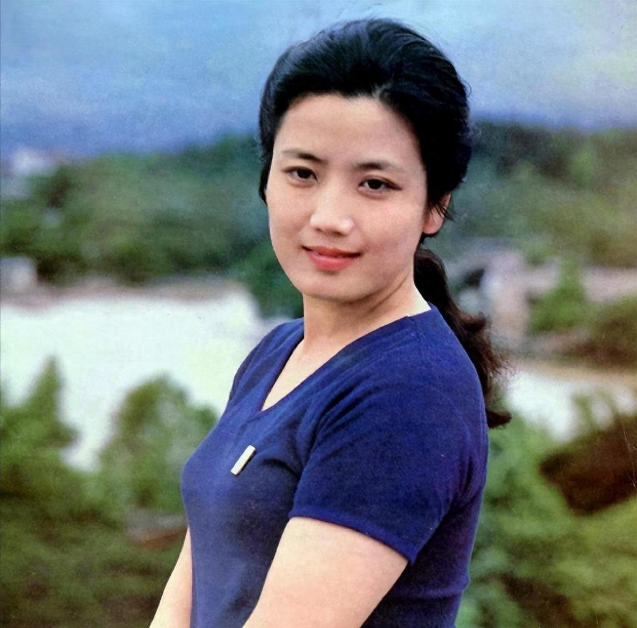 李秀明是上世纪八十年代电影狂潮中的美艳女星,她凭借出色的演技和