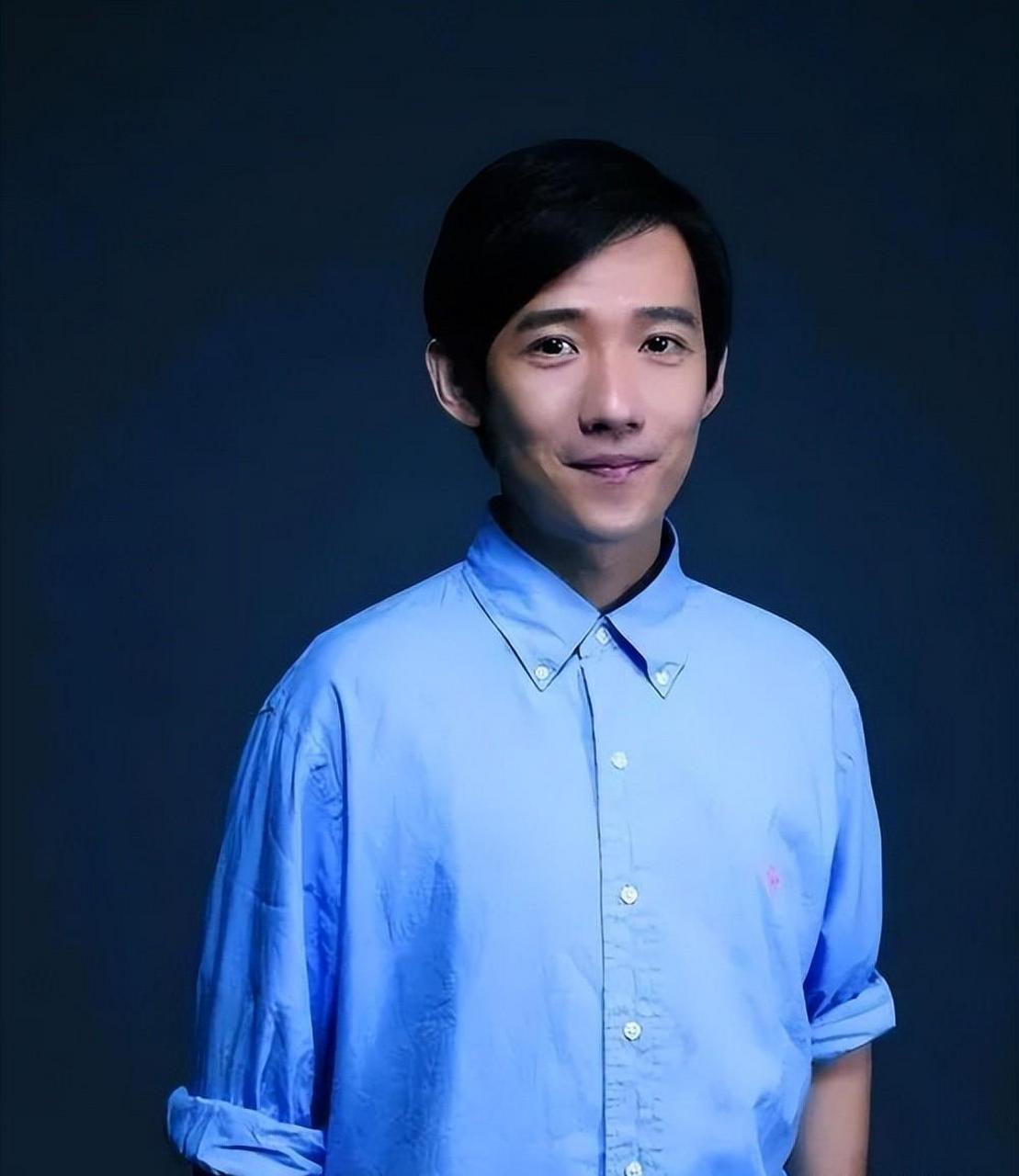 阿牛是一位才华横溢的歌手和创作者,曾因《桃花朵朵开》等歌曲走红.