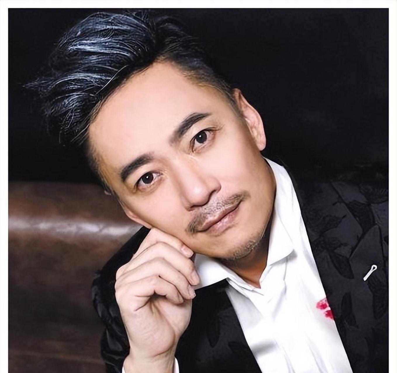 麦子杰是一位才华横溢的实力派歌手,在事业初期取得了巨大成功.