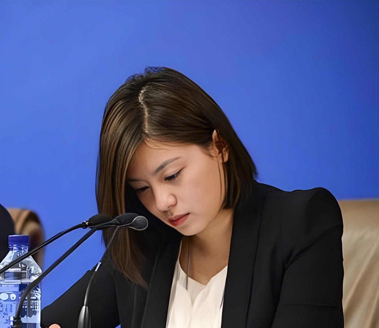 因为外表的靓丽,吸引了很多人的眼球,甚至被称为是两会最美的女翻译员