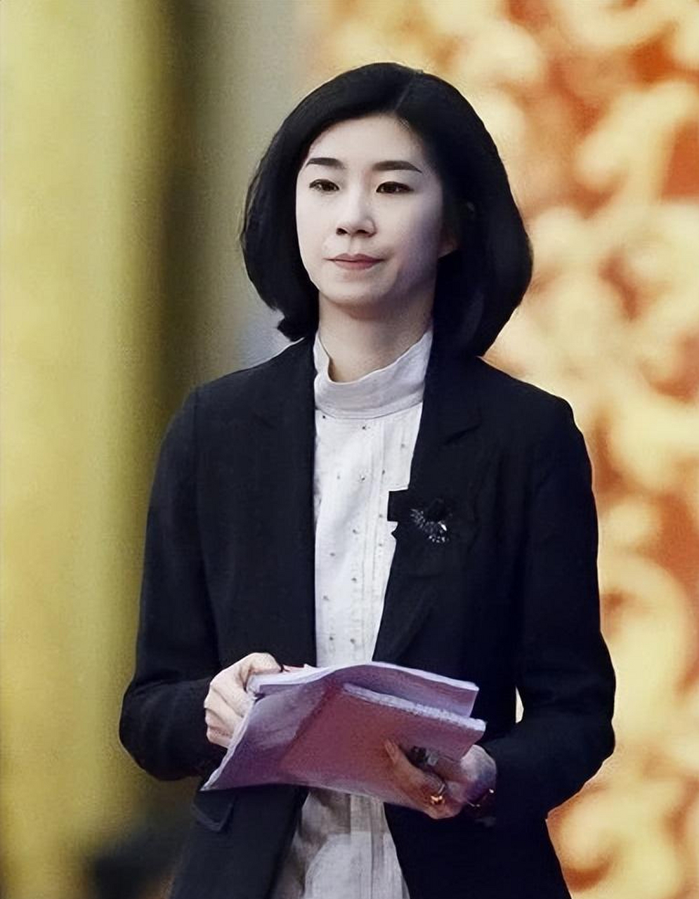 外交部翻译官张璐因一句神仙翻译走红,成为学生们追随的偶像.
