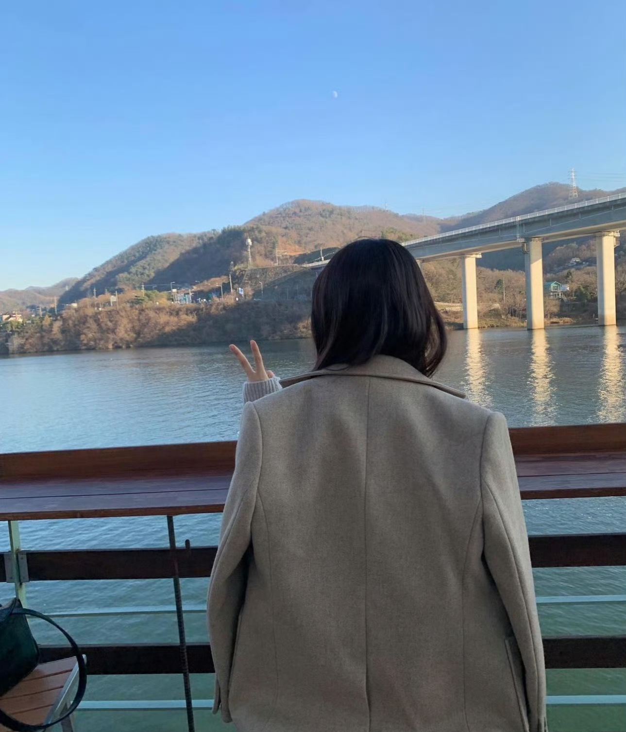 我恨不起来 我总在你漏洞百出的言语里找到爱,爱