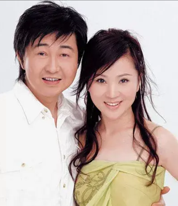 付笛声夫妇西安商演:朴素装扮藏不住岁月痕迹,56岁任静宛若少女