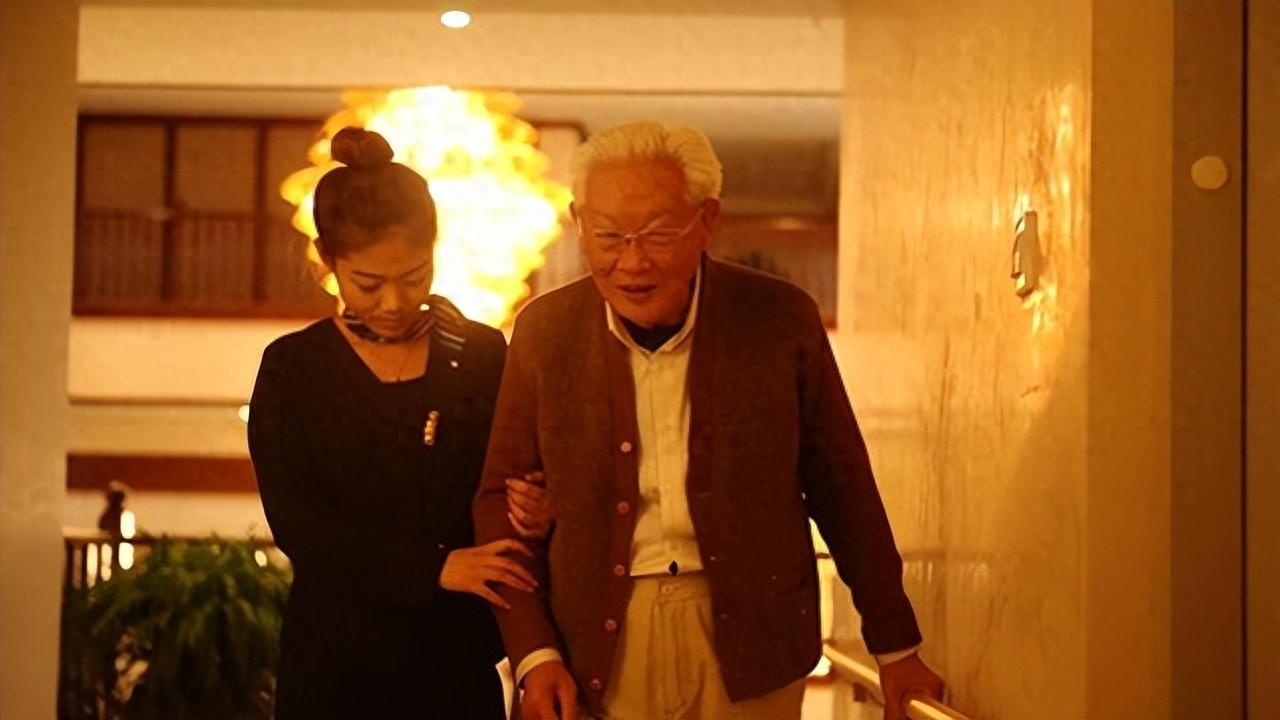 婆婆也跟着笑起来,揉了揉我的手.
