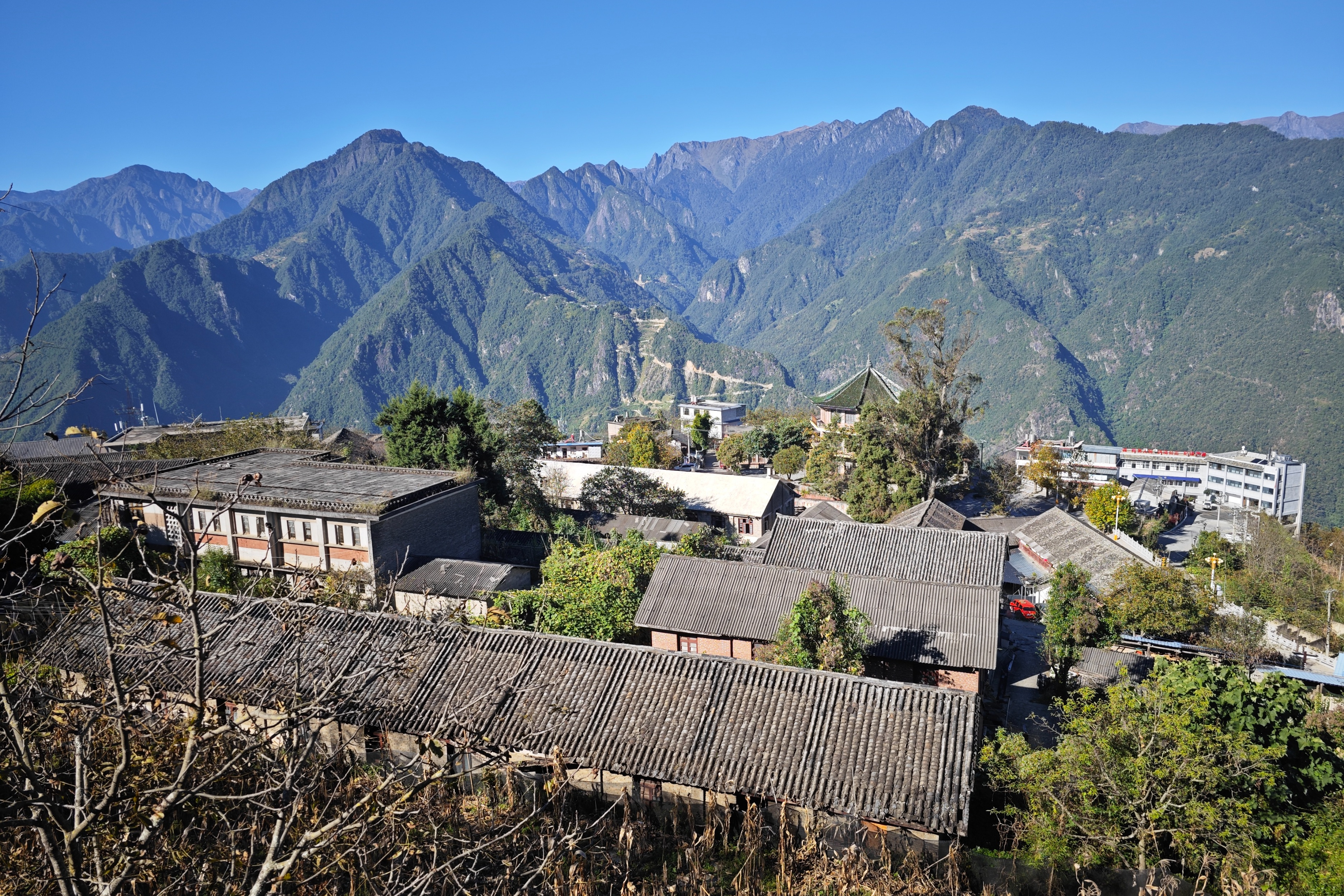 曾经繁华首府,因滑坡荒废成"时间胶囊",知子罗邀您见证历史辉煌痕迹!