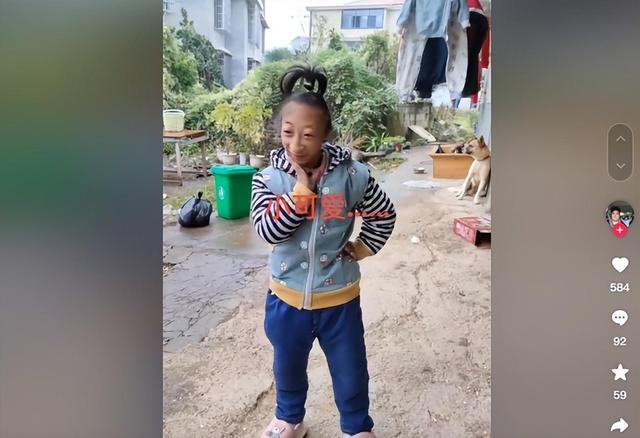 "拇指姑娘"梁小小:出生后马戏团想买走,今14岁现在如何?