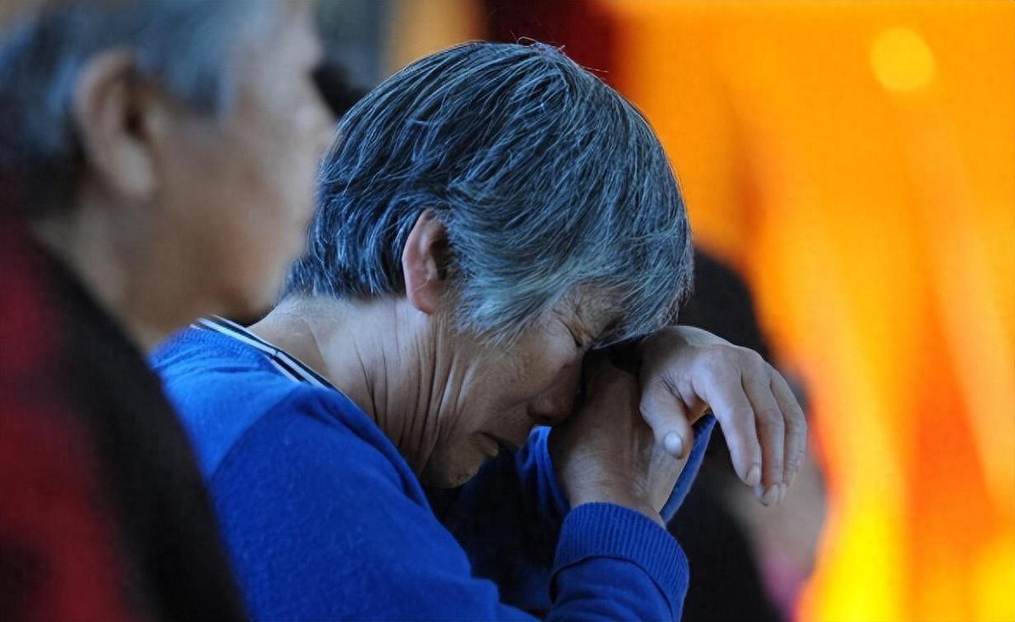 李春云摔断腿后,姐姐李春雨照顾她并提议抱团养老.