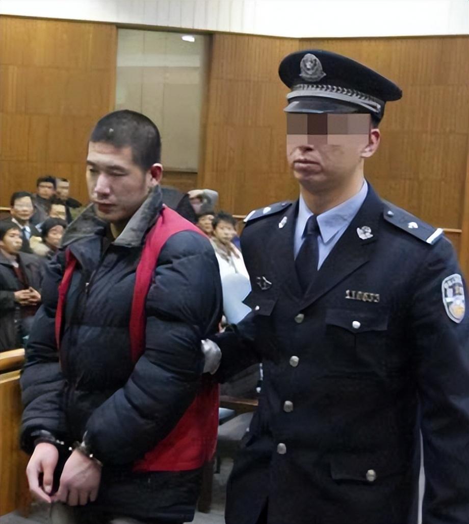 2006年退伍老兵崔英杰,当街捅死城管副队长,自首后最终结局如何