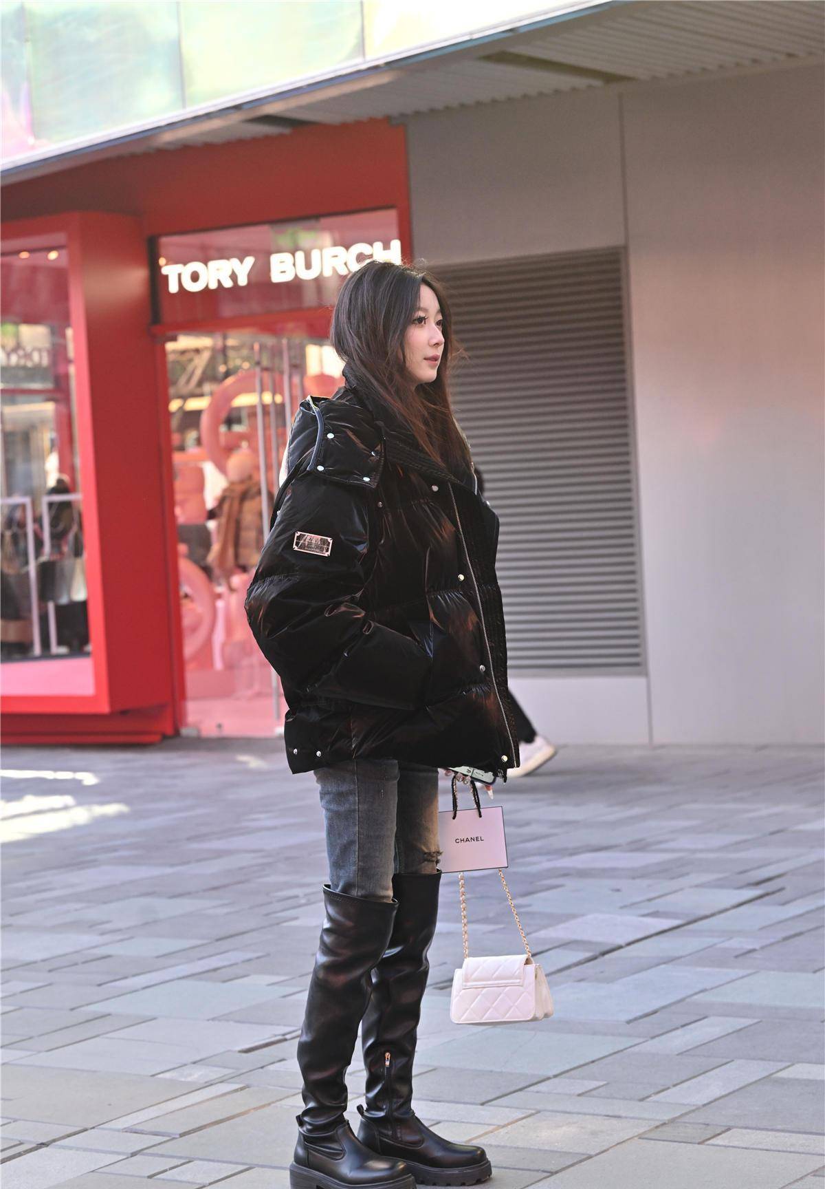 紧身牛仔裤搭配长靴,冬季的经典,每一位美女的搭配都不一样