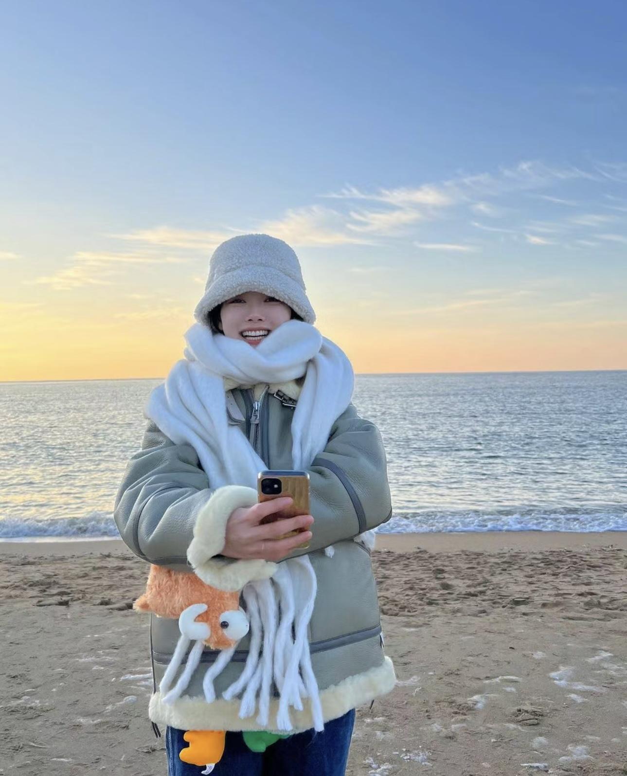 金裕贞冬日休闲穿搭,与剧中甜美风格相反,私下穿搭随性又率真