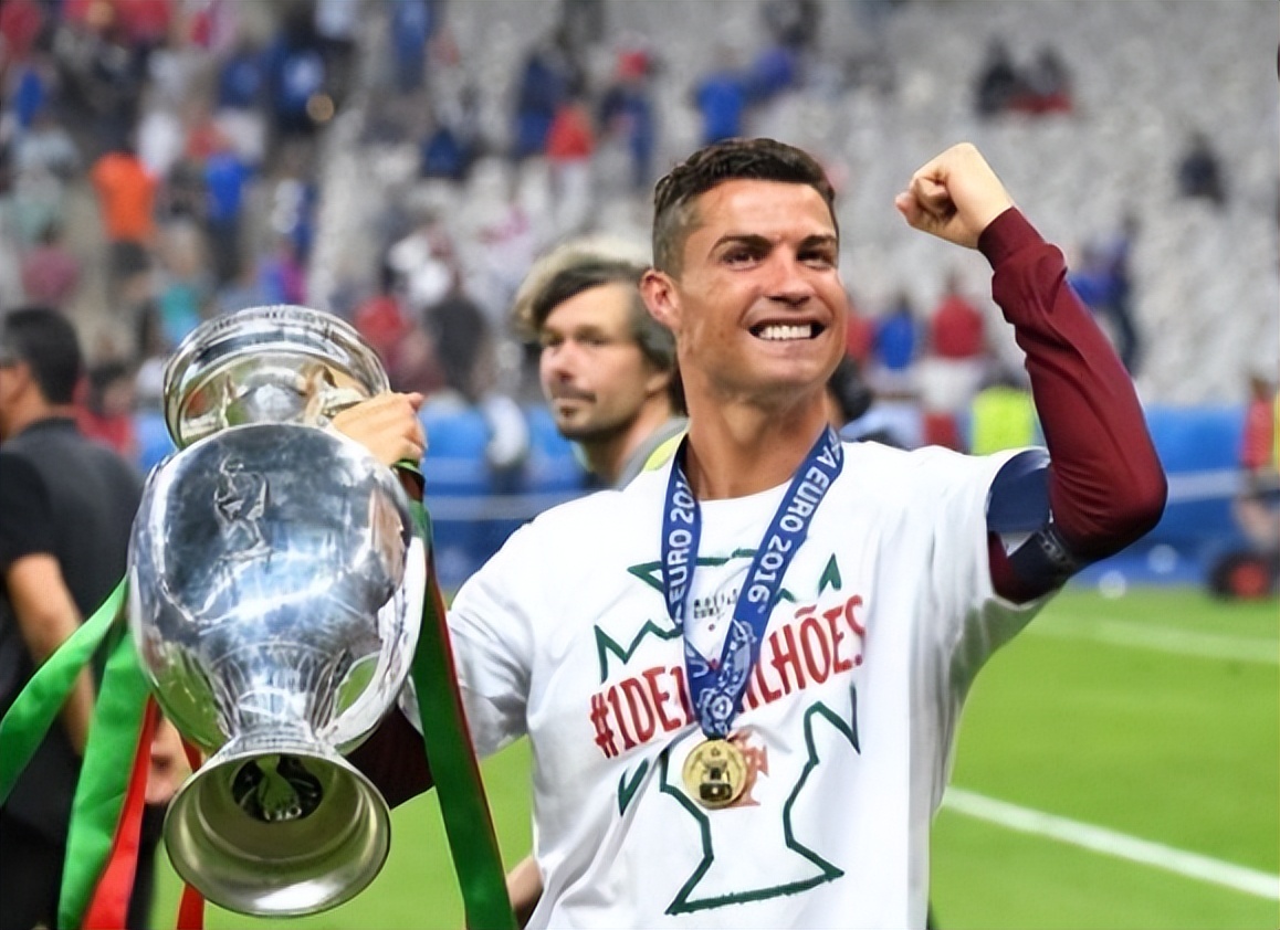 官宣!欧洲杯冠军主帅再就业,3位葡萄牙国脚送祝福,跟c罗唱反调