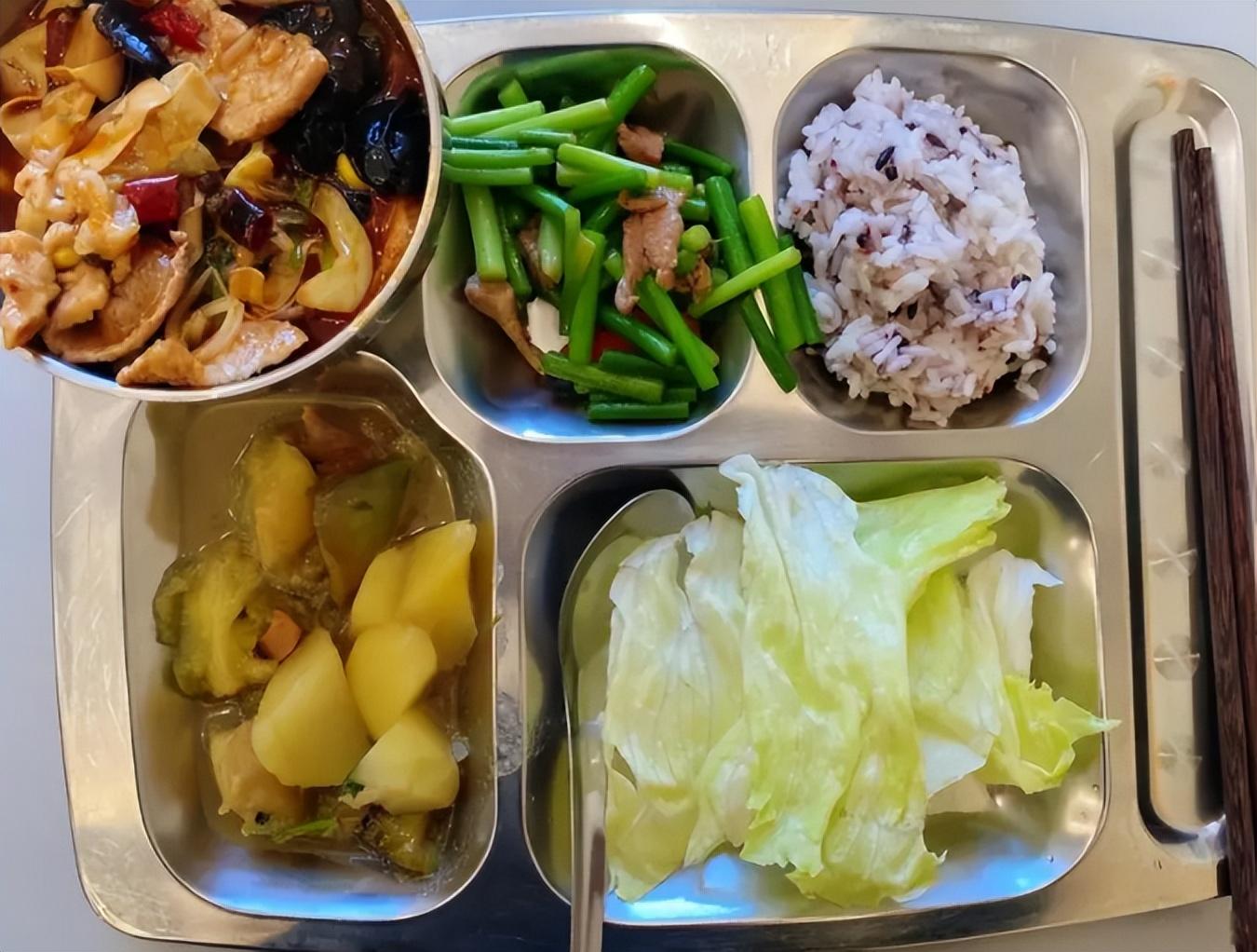 乡镇公务员晒"食堂伙食",吐槽油水少味道一般,却被讽刺不知足